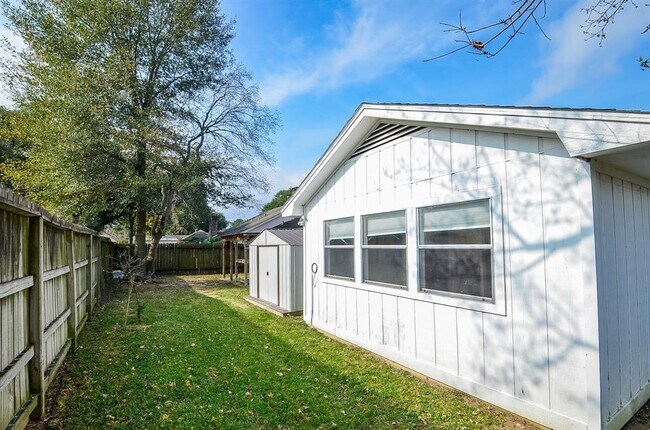 Building Photo - 15815 Boulder Oaks Dr