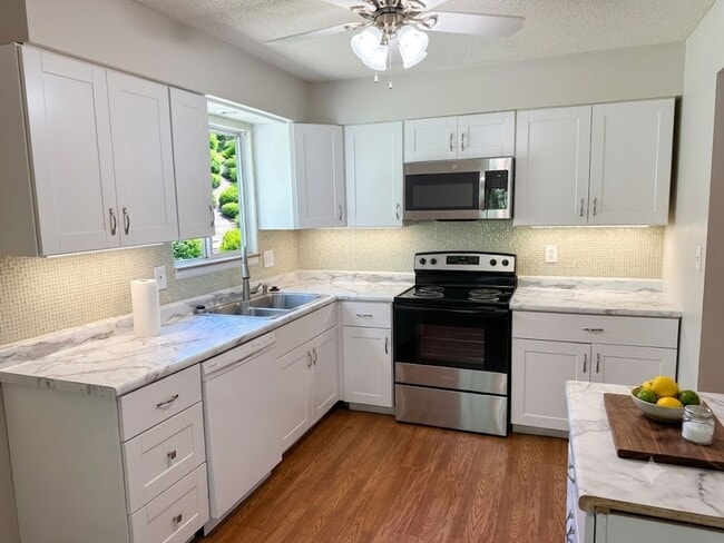 Foto del edificio - Spacious 3+ Bedroom 1/2 Duplex for Rent