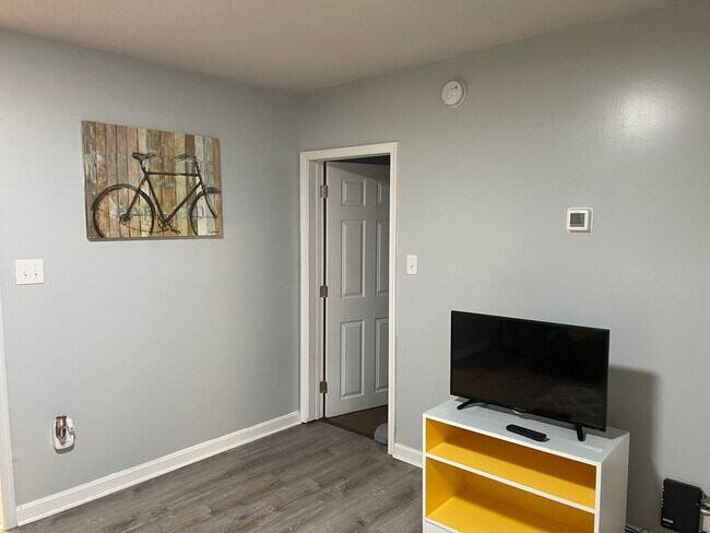 Foto del edificio - Spacious 1 Bedroom & den, 1 bath in Brandy...