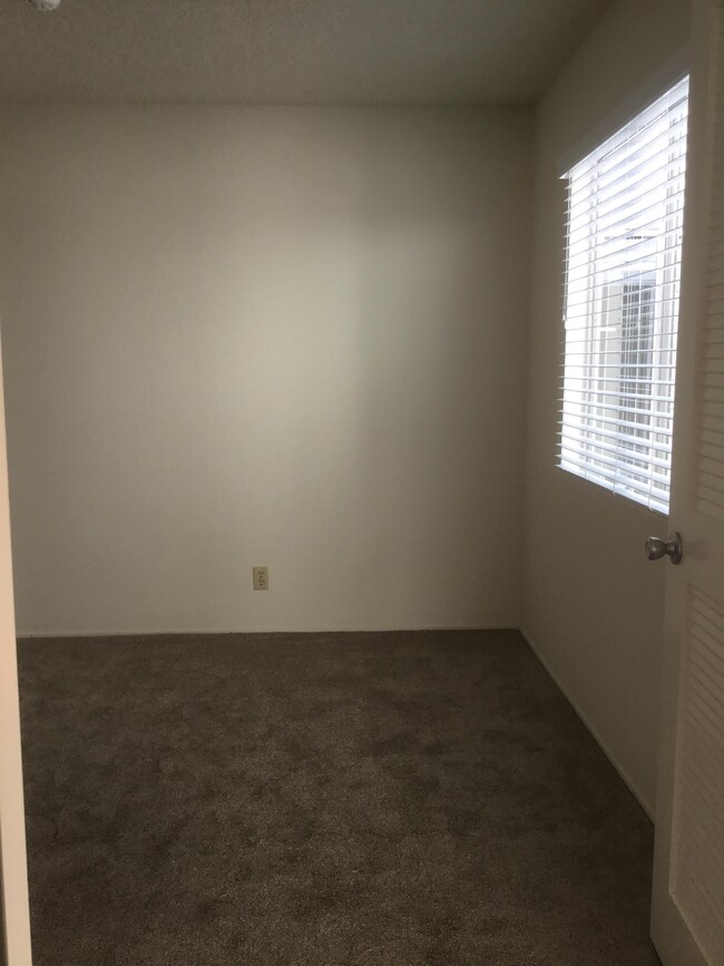 Building Photo - 5824 Southview Dr