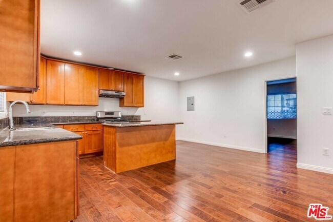 Foto del edificio - 4848 Oakwood Ave