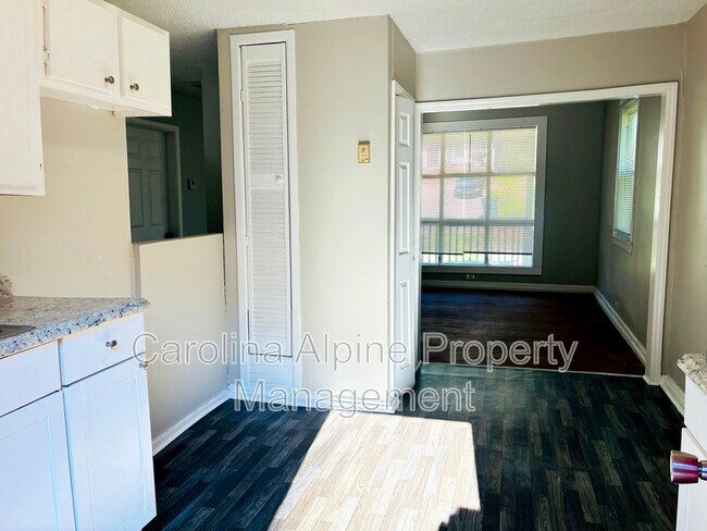 Foto del edificio - 249 Scruggs St