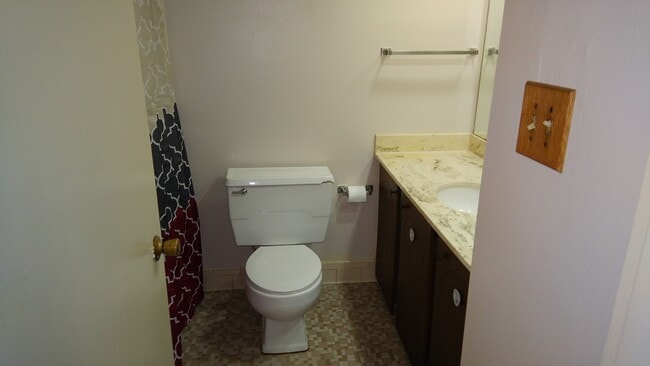 Building Photo - 305 Greenbriar Apt 28