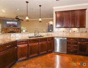 Building Photo - 4910 Bronze Dr