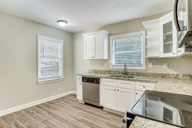 Building Photo - 2541 Headland Dr