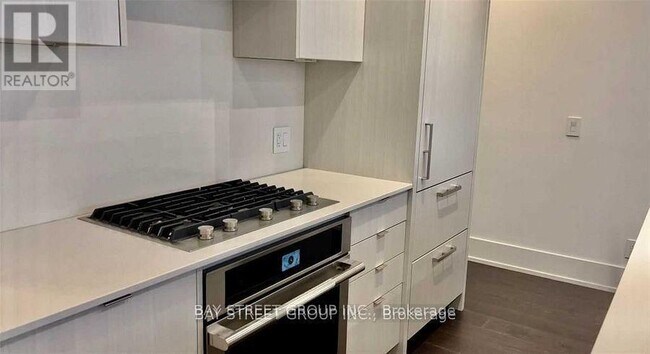 Photo du bâtiment - 165-T165 Pears Ave.