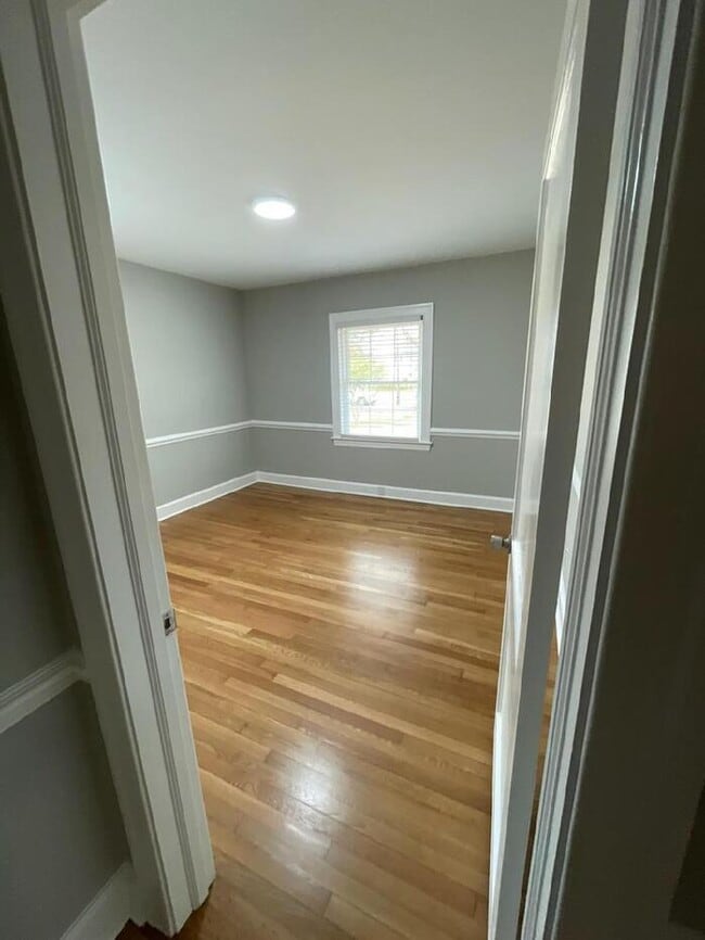 Building Photo - 3 Bedroom 2 Bath