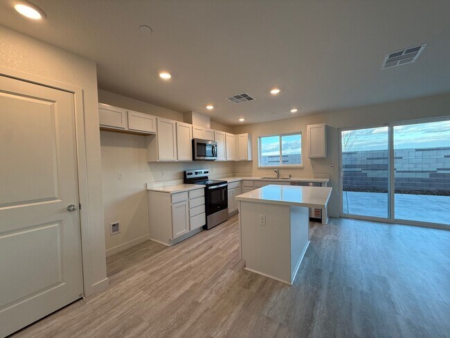 Foto del edificio - 4 Bed 2.5 Ba 2 Story 2 Car