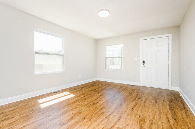 Foto del edificio - NEWLY RENOVATED 2 bedroom, 1 bathroom at G...