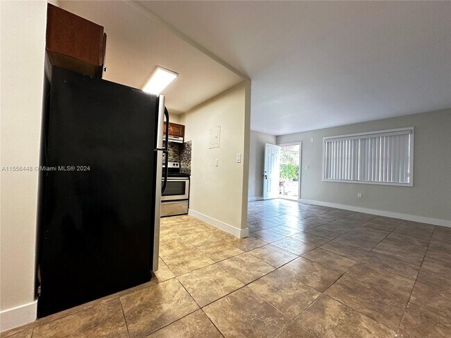 Foto del edificio - 301 NW 177th St