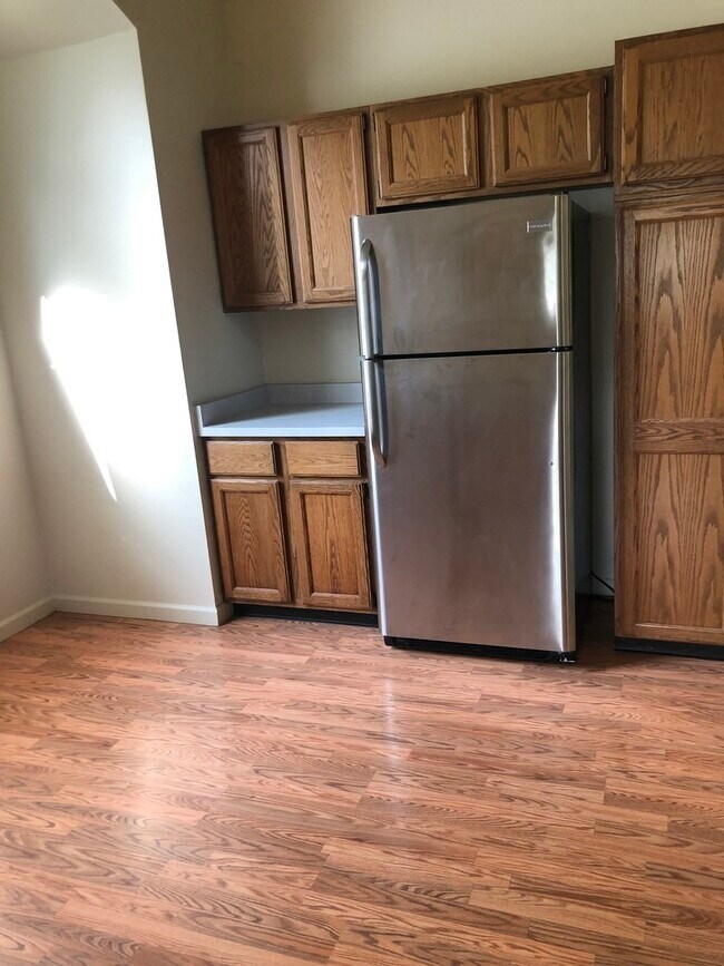 Building Photo - 827 Shoreline Rd