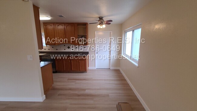 Foto del edificio - Very Clean 3 Bedroom 1.5 bath, 2 Car Garag...