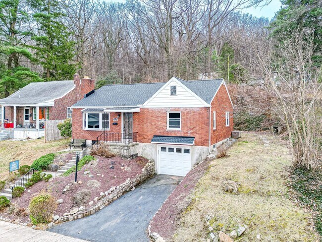 Building Photo - Charming 2-Bedroom Home with Garage in Mount Penn