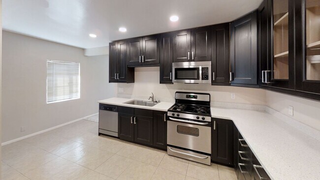 Foto del edificio - 5 Bed / 3 Bath on Rockford Dr (Large Rooms & Backyard) – Walk to Campus!!