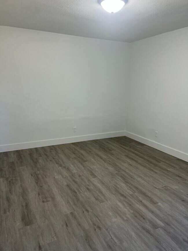 Foto del edificio - Spacious 3 bedroom 2 bath home with fenced...