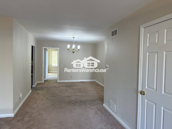 Building Photo - 223 Deep Dale Dr