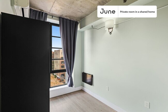 Building Photo - Private bedroom in 4 bed/1 bath Home