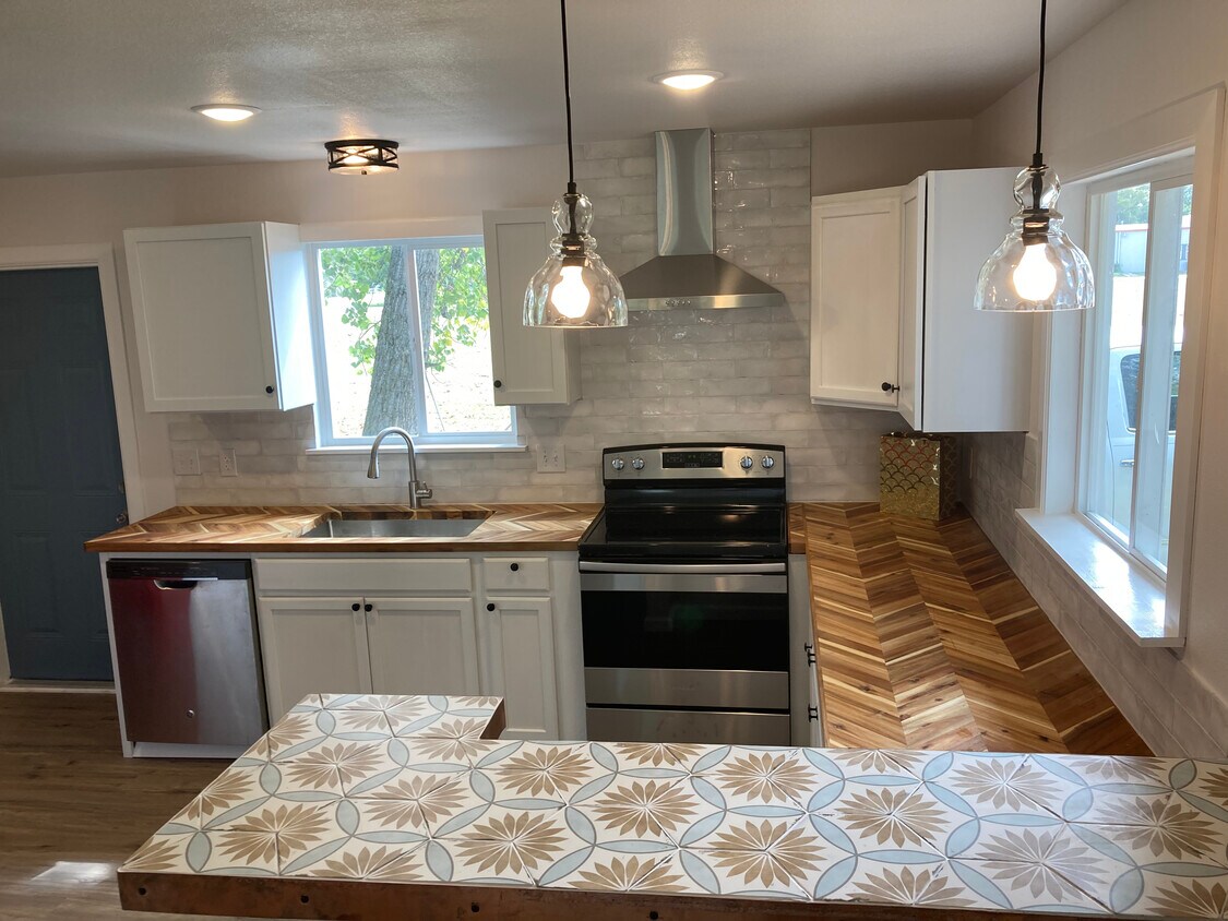 Primary Photo - 147 N Kowald Ln