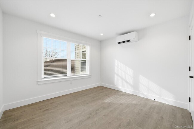 Building Photo - 180 Deer Park Ave