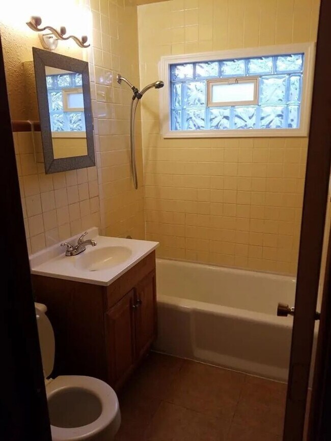 Foto del edificio - Charming 2-Bedroom 1 Bath Duplex!