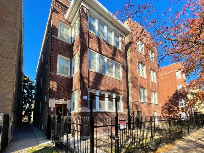 Building Photo - 4422 N Wolcott Ave