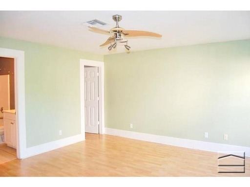 Building Photo - 2830 Lakeview Dr