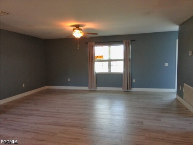 Building Photo - 893 Iris Dr