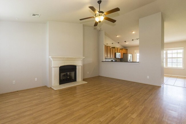 Building Photo - 3 Bedroom in The Crossing at 91st