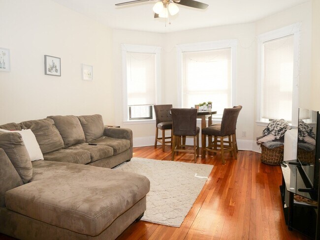 Foto del edificio - 1482 Beacon St