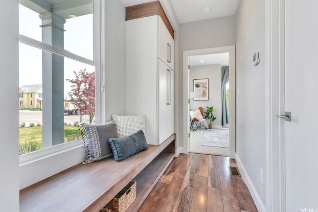 Building Photo - Spectacular 5 Bed 3.5 Bath Townhome in Day...