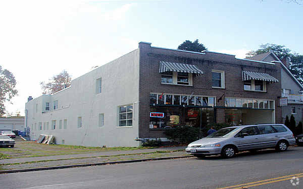 Building Photo - Parkway