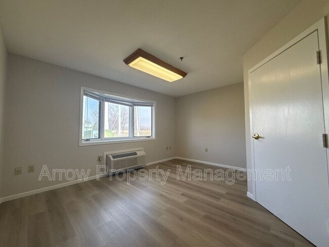 Building Photo - 180 Poppe Dr