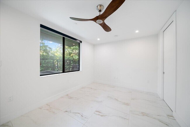 Foto del edificio - 1054 N Victoria Park Rd