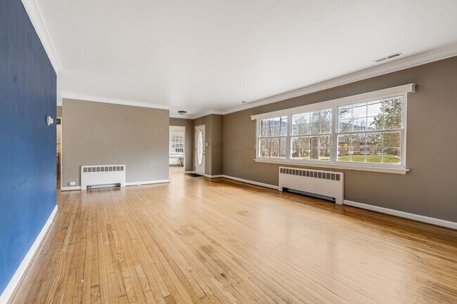 Foto del edificio - Bright & Inviting 2-Bedroom Home with Fenced-In Yard, Garage & Lawn Care Included