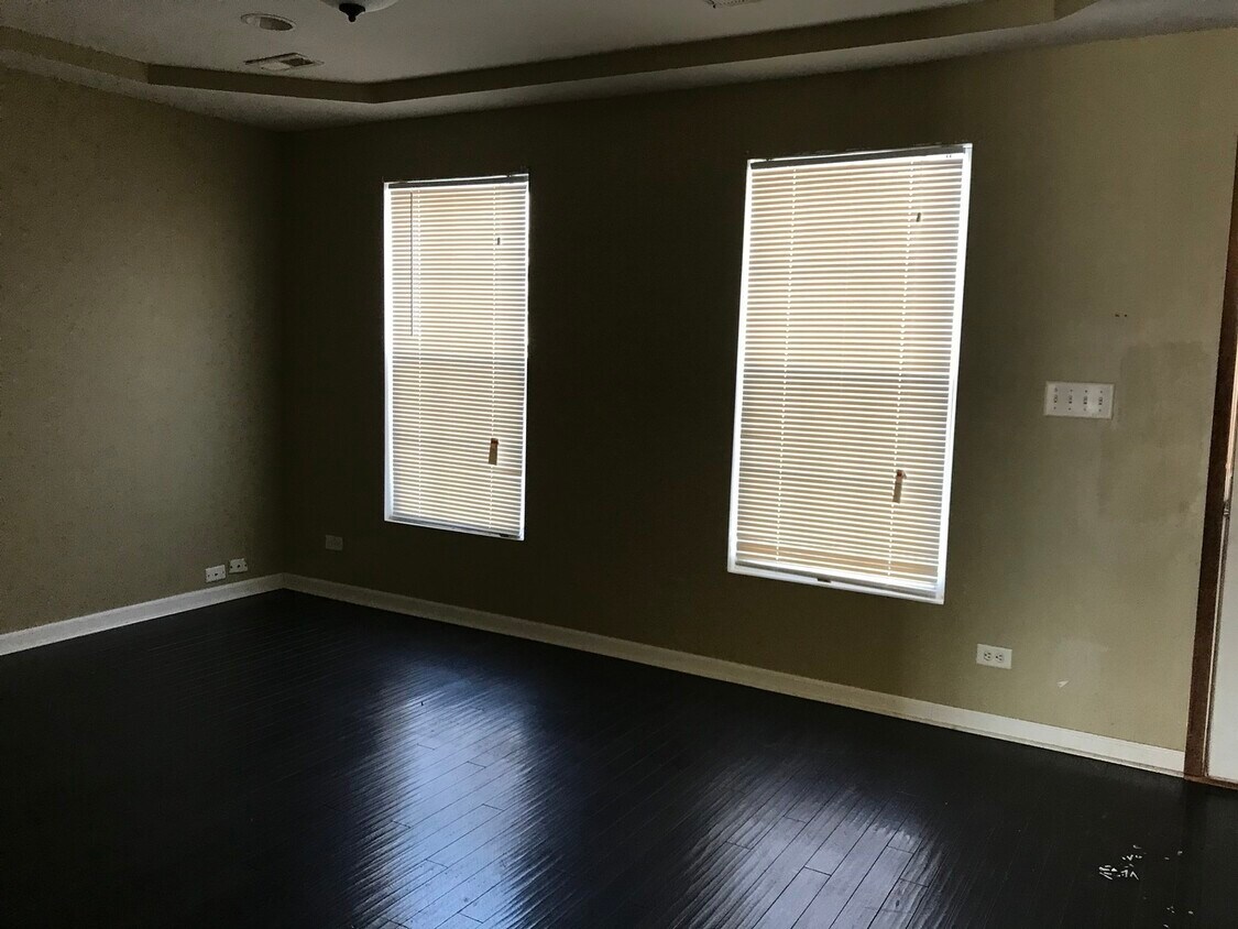 Foto principal - 1429 Embassy Ln