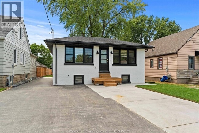 Building Photo - 557 Elinor St