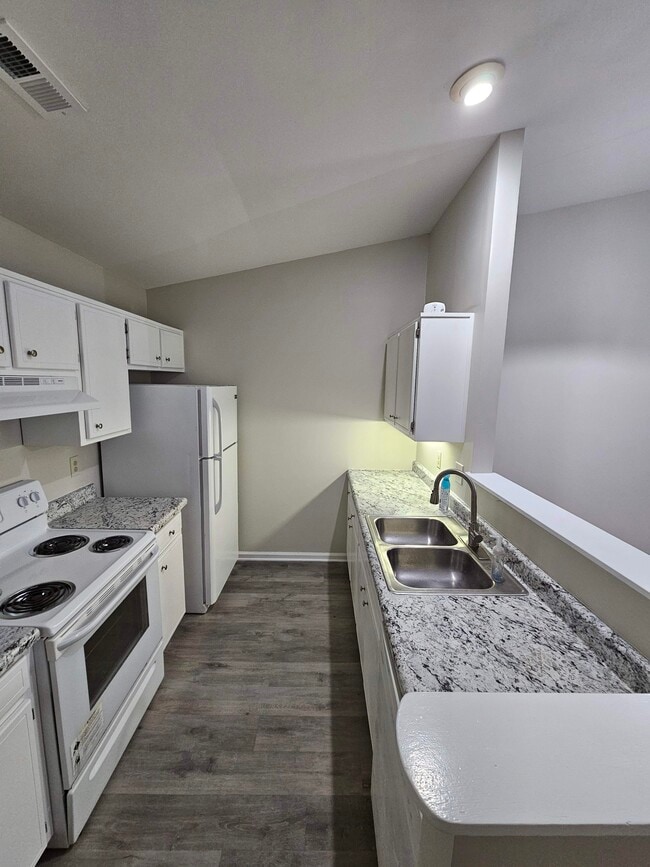 Foto del edificio - 102 Village Ct