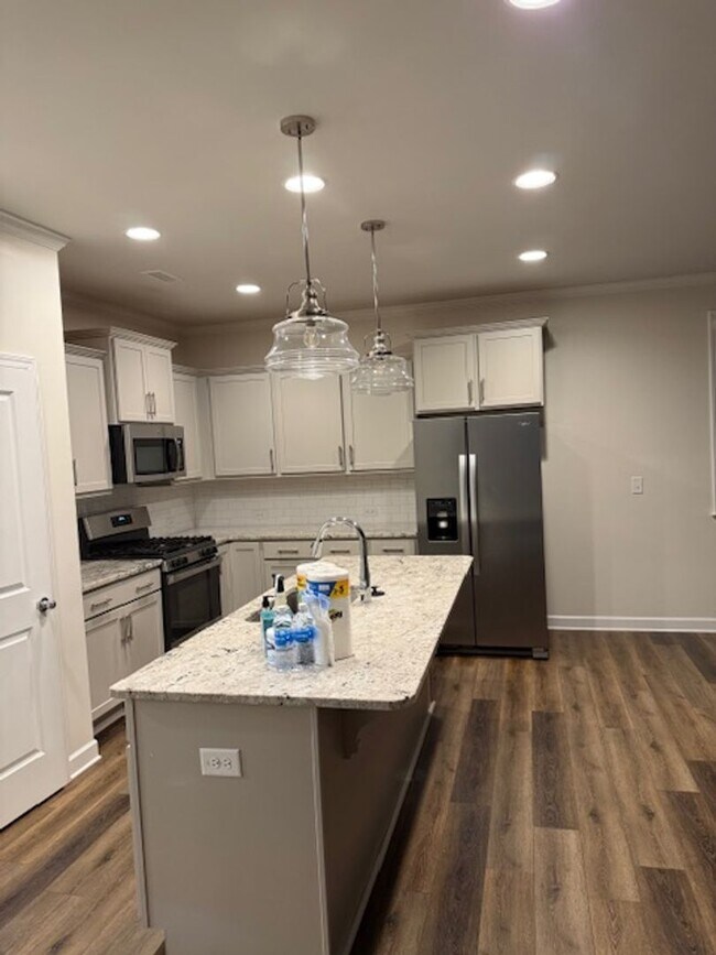 Foto del edificio - *END UNIT ROLESVILLE TOWNHOME*