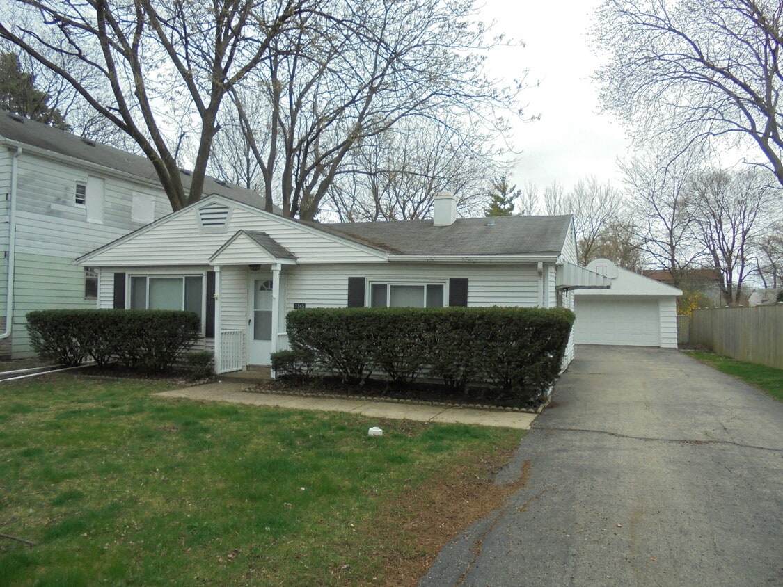 Primary Photo - 1345 Forest Ave