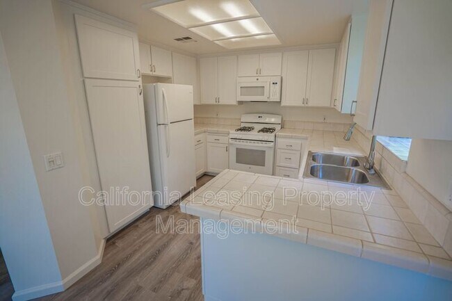 Building Photo - 26955 Rainbow Glen Dr