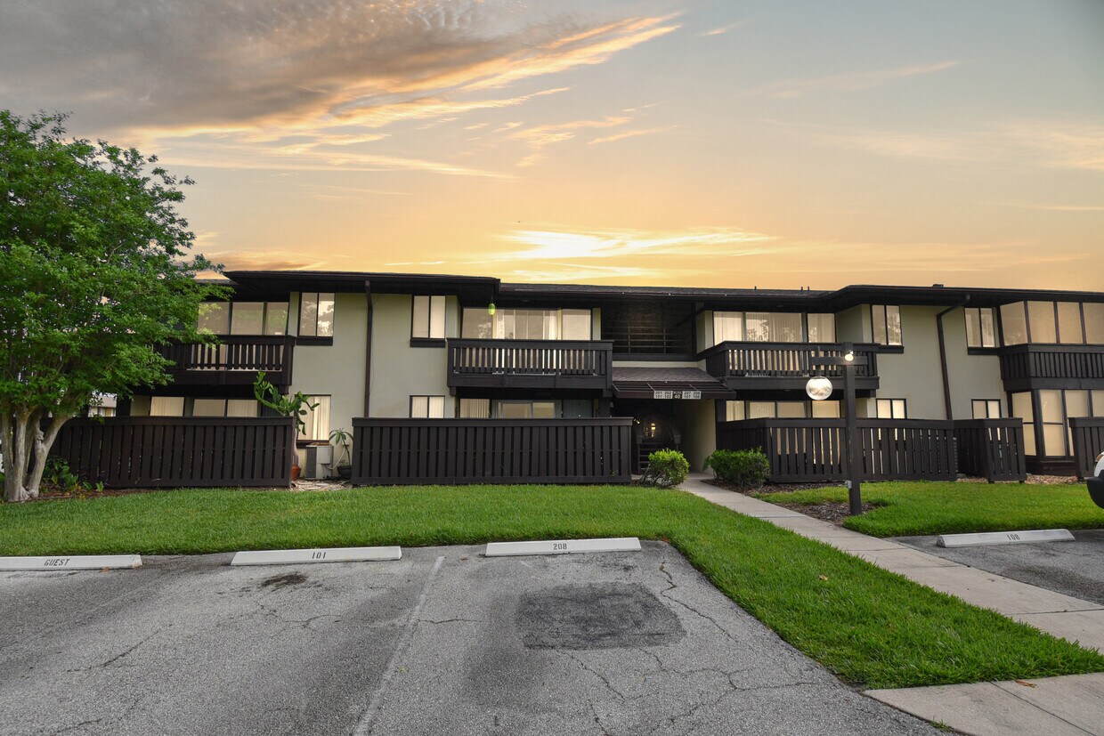 Primary Photo - 40 Club House Dr