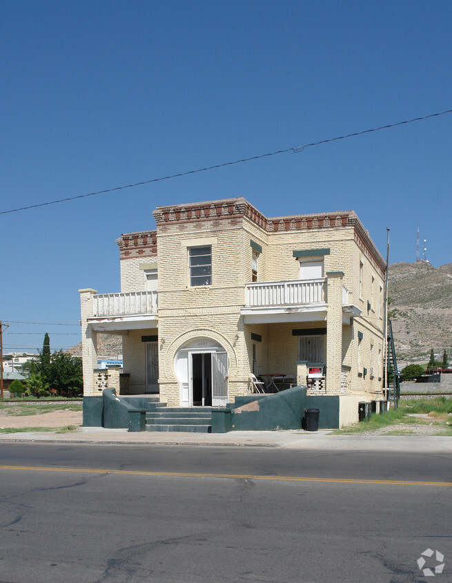 Building Photo - 2207 Montana Ave