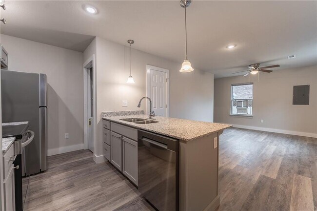Foto del edificio - 1350 N Porter Rd