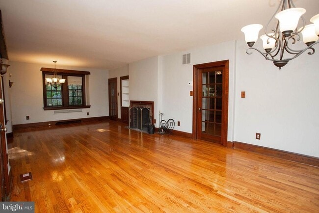 Building Photo - 319 N Newton Lake Dr