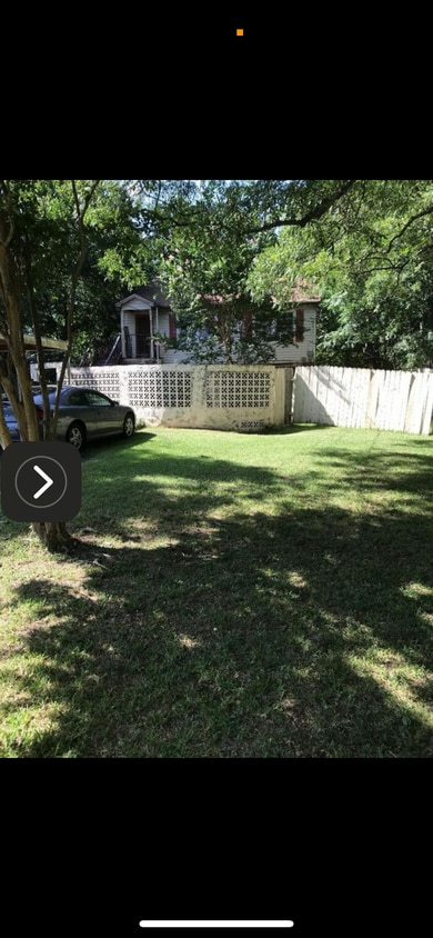 Foto principal - 223 W McGee St