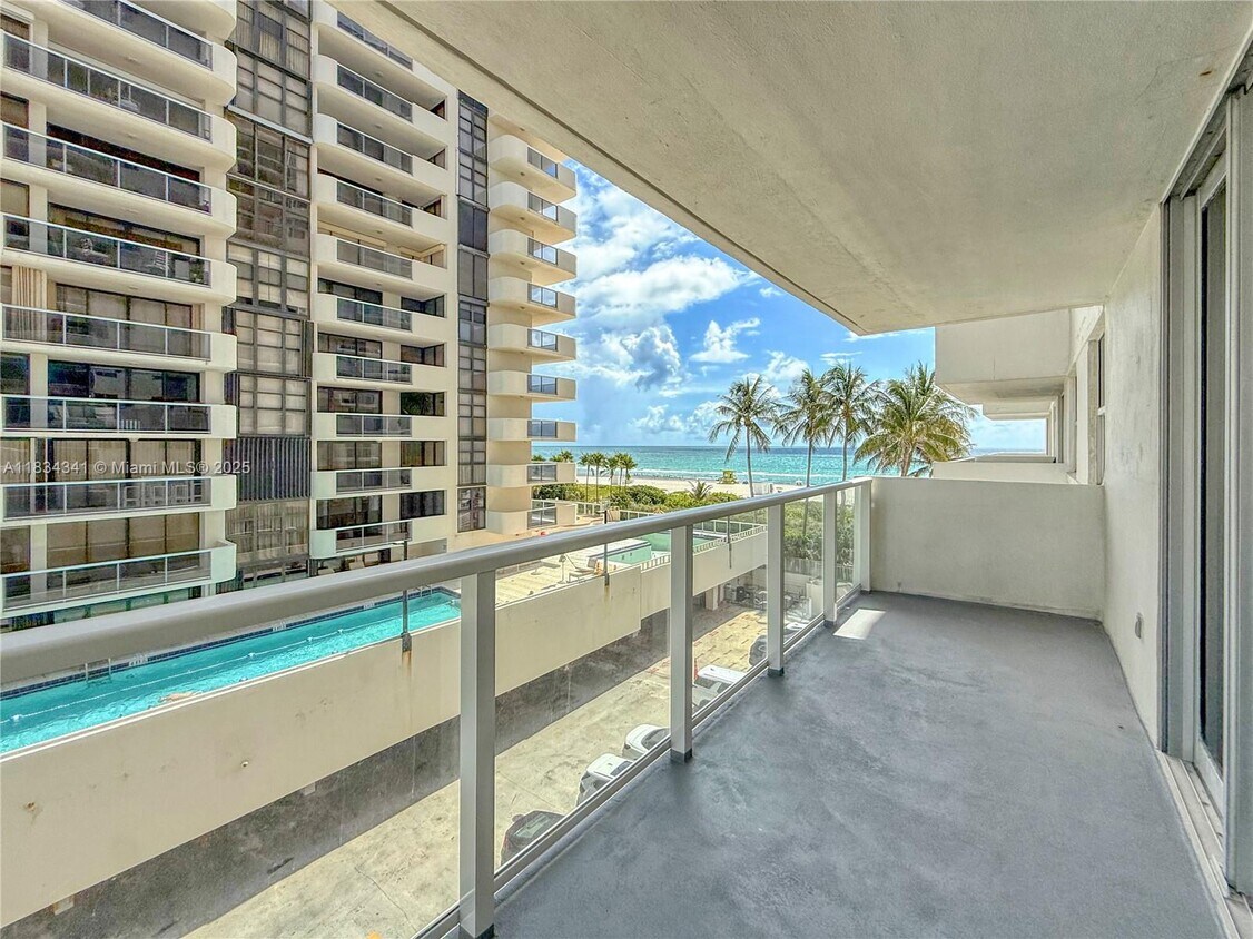 Primary Photo - 5701 Collins Ave