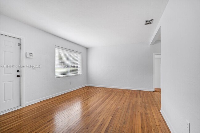 Foto del edificio - 6257 SW 14th St