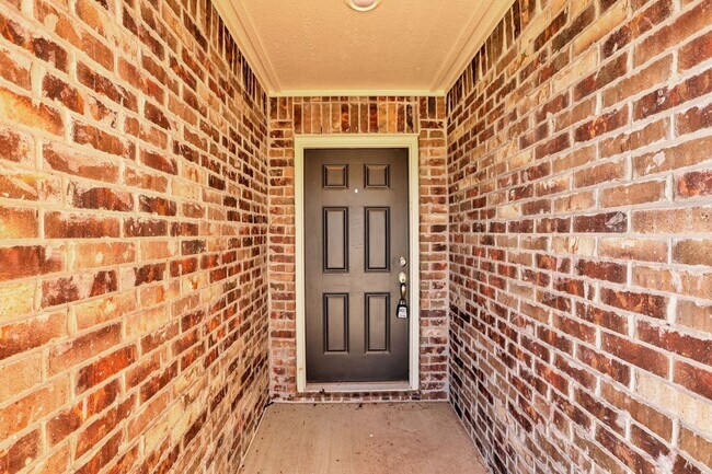 Building Photo - $500 Off the First Full Months Rent!!