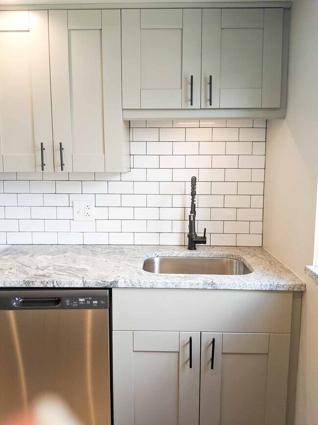 Kitchen - 996 H Chatham Lane