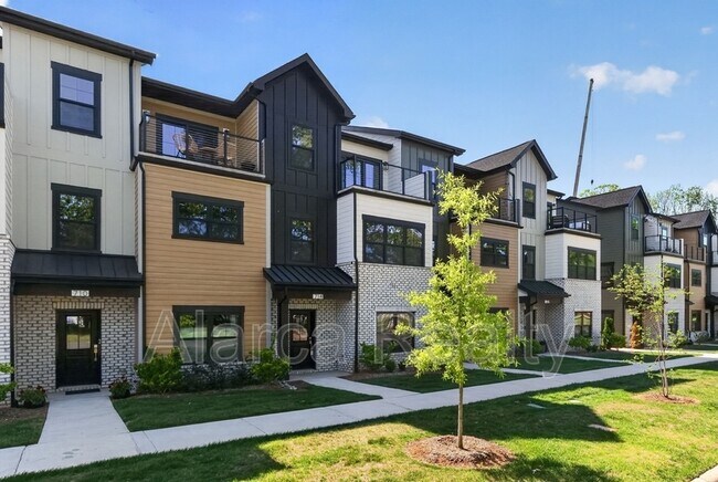 Foto del edificio - 714 Falling Oak Aly